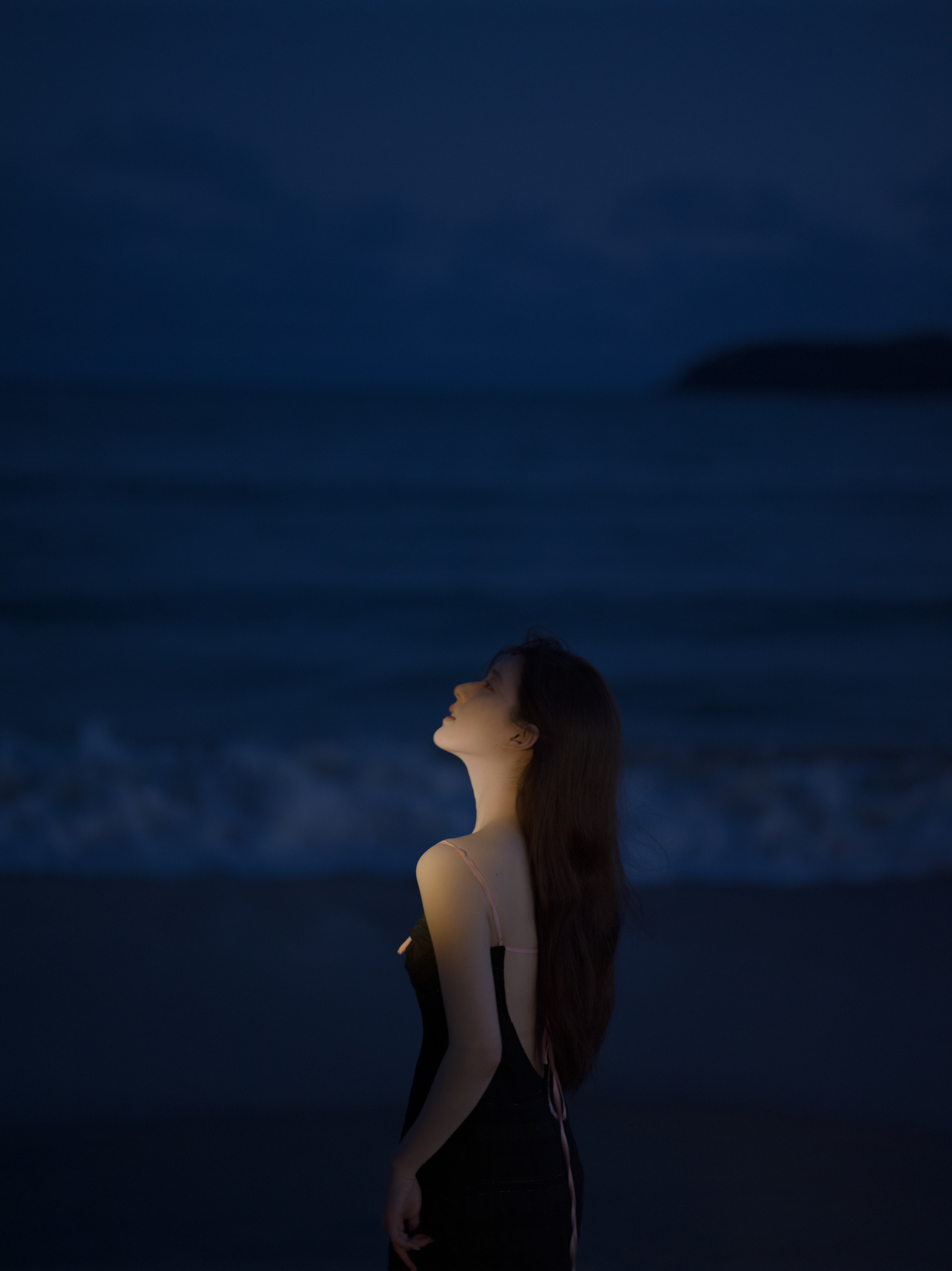 赵露思分享度假氛围感大片逆光中优雅的人物剪影