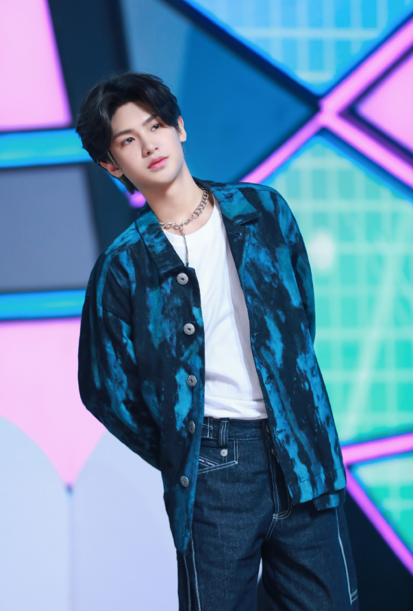 黄明昊为显腿长,故意在裤子上加银链,不料潮翻全场