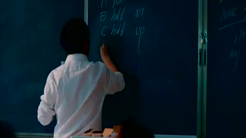 美女接过老师丢的粉笔头直接捏成粉末吓的老师腿都软了