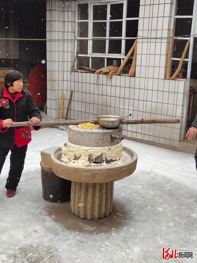 吸收了当地传统制作方法,加以改进工具(豆腐布袋改成萝,石磨磨豆改为