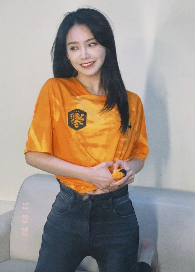 挺进八强,荷兰球衣上热搜,美娜晒出荷兰球衣照,真的赏心悦目了|荷兰