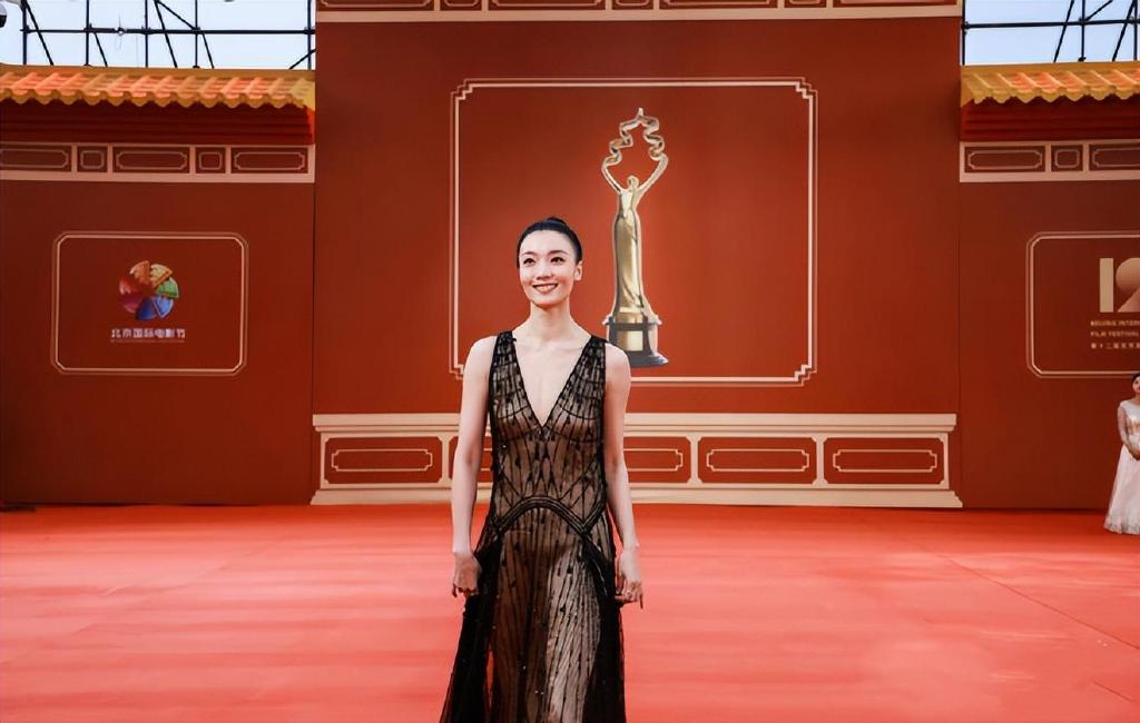 片发家的齐溪,也继承了角色们无惧世俗眼光的态度,因此她的红毯造型