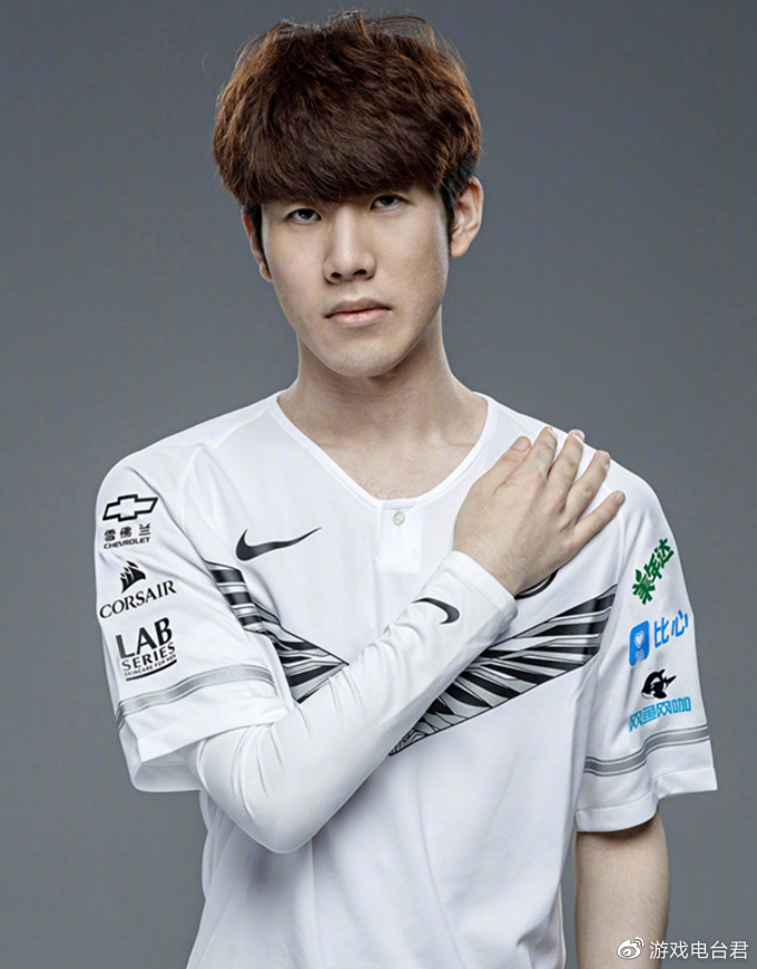 但是就在最近,一张theshy的照片引起了粉丝的热议,照片中theshy罕见地