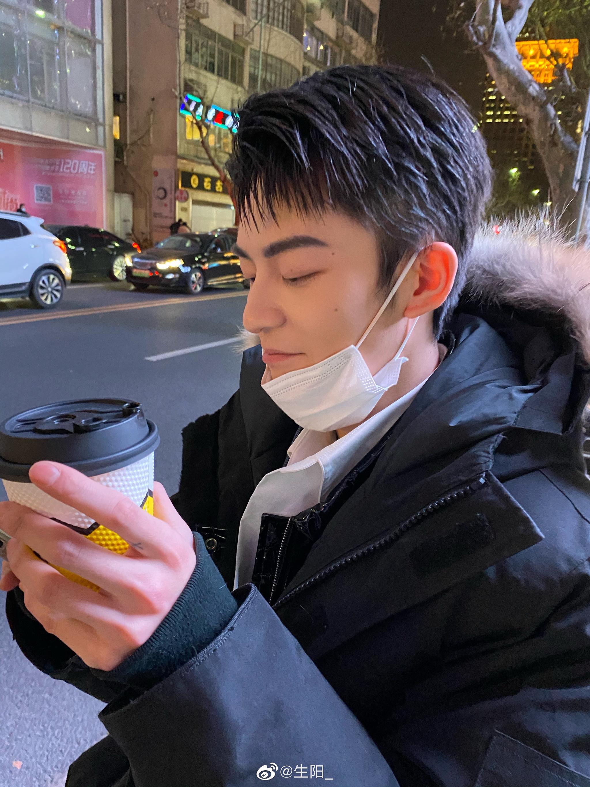 见小非莫非万里的第一分钟就被拉来做装置hh