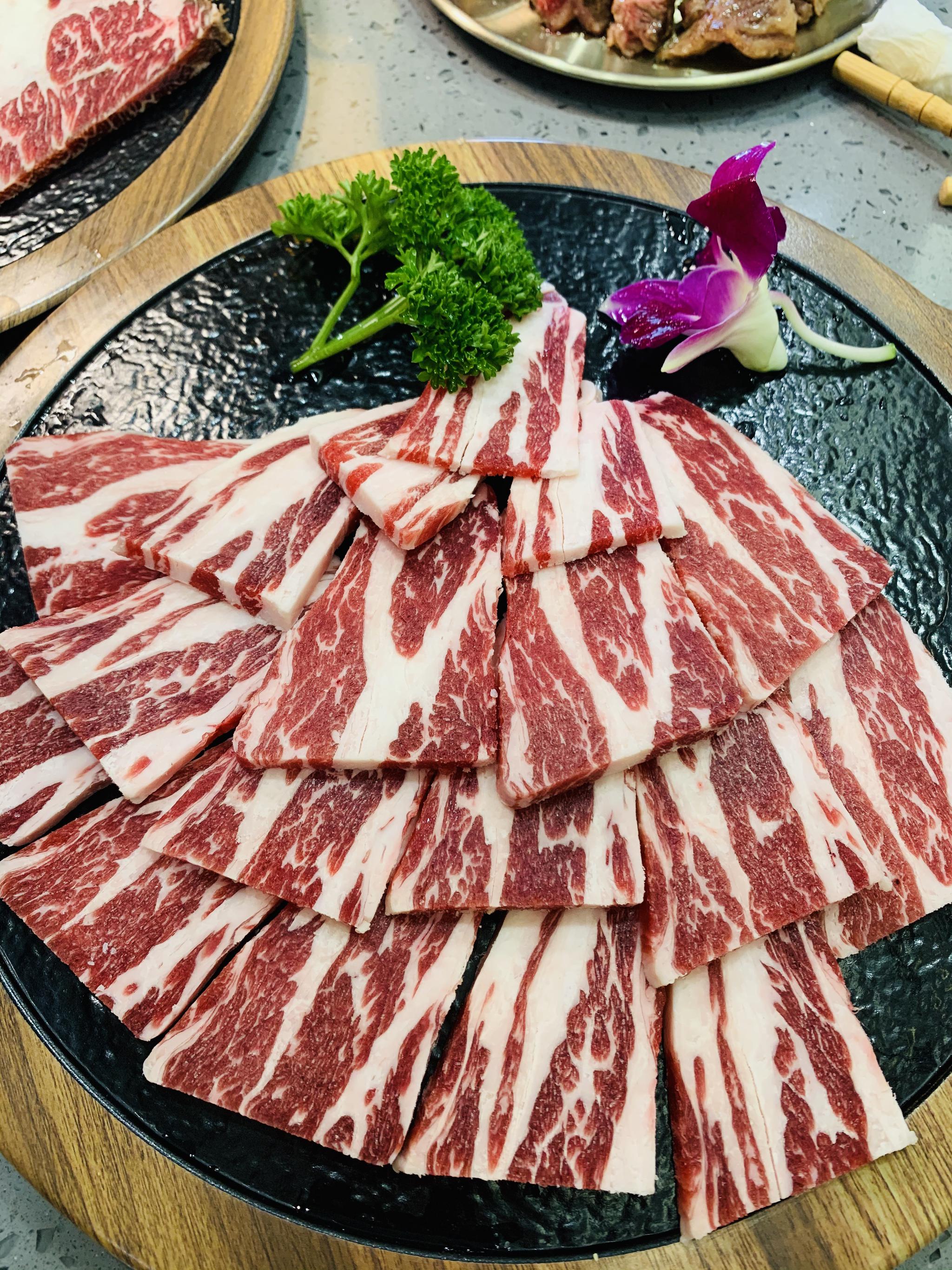 还有其他品类的肉,刘星牛小排,延边黄牛肉,牛五花等店里的招牌,简直是