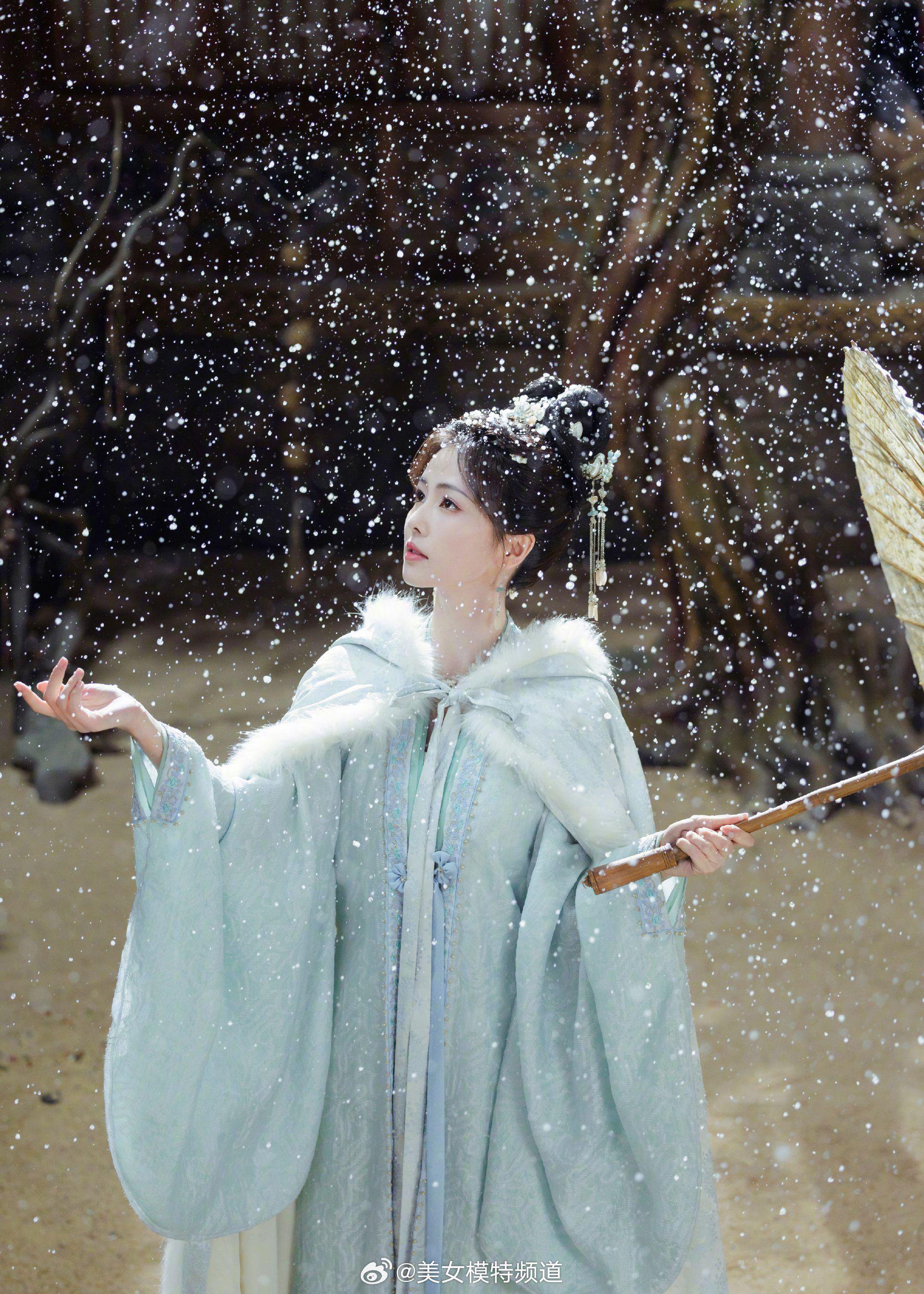 白鹿雪景撑伞唯美古风大片