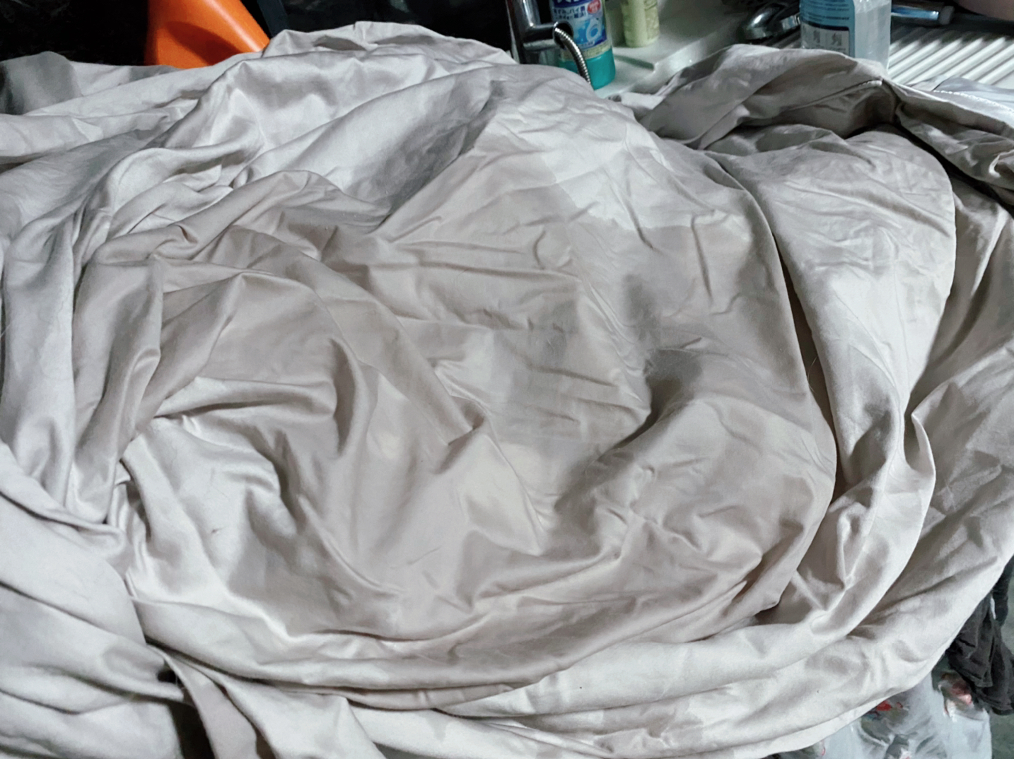 本想躺着看会剧就睡,越睡越不对劲,觉得背后凉凉的