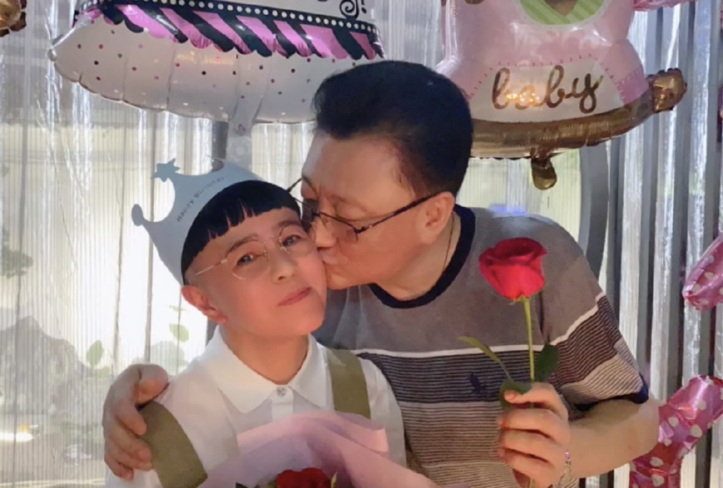 “金龟子”刘纯燕与老公王宁庆七夕!甜蜜分享爱称,晒泛黄的情书|王宁|刘纯燕|爱称_新浪新闻