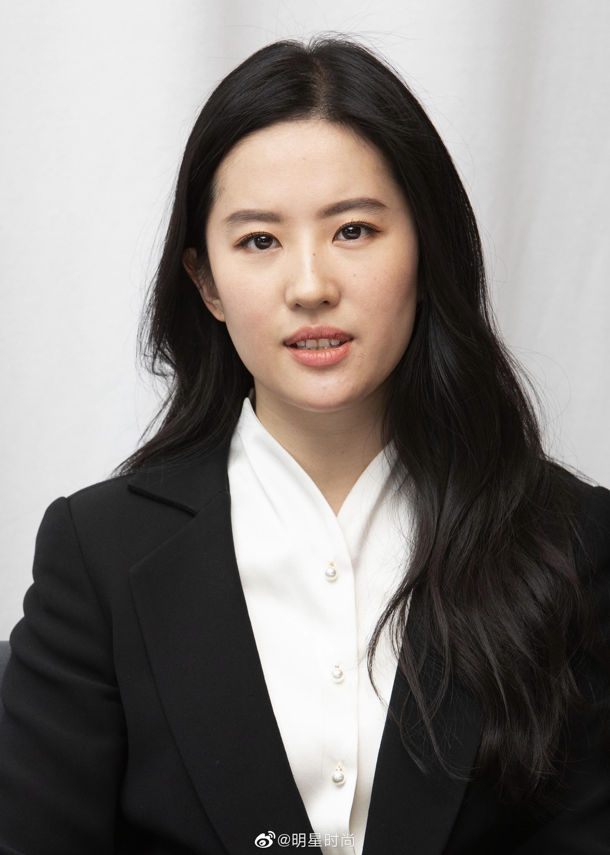 刘亦菲的一组生图,她身着黑色西装内搭白衬衫,素颜亮相真的太棒了