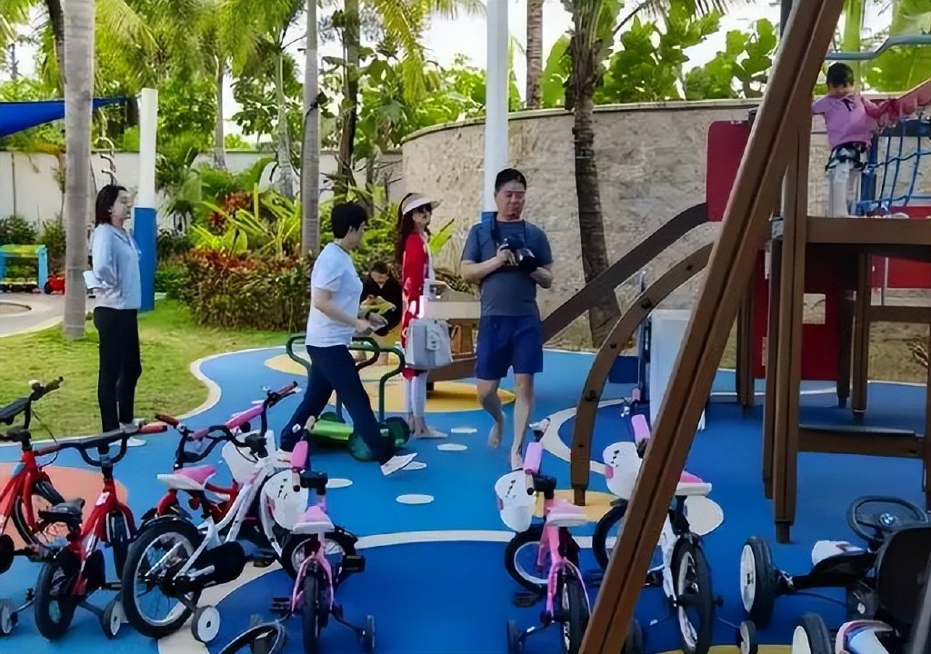 章泽天被曝怀孕,小腹隆起疑有数月身孕,与刘强东逛超市秀恩爱休闲区蓝鸢梦想 - Www.slyday.coM 章泽天被曝怀孕,小腹隆起疑有数月身孕,与刘强东逛超市秀恩爱休闲区蓝鸢梦想 - Www.slyday.coM