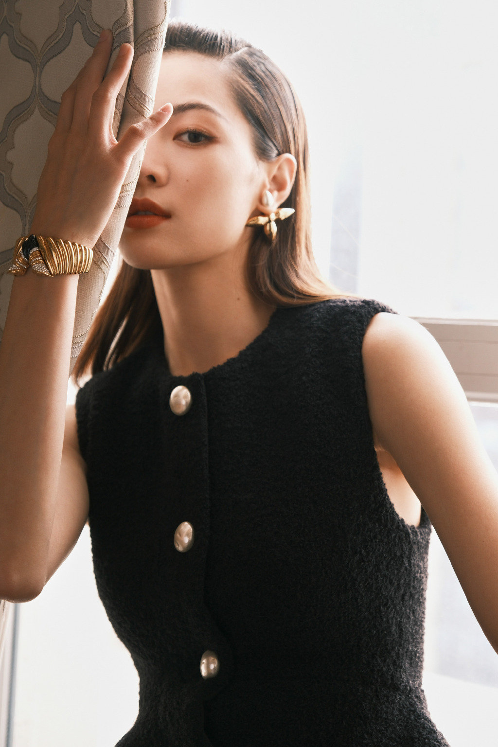 9钟楚曦first光影大片:钟楚曦出席first青年电影展造型释出,干练短发