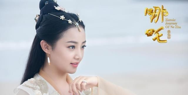 虽然她不是很出名,但她也演过很多电视剧,她在《烈火军校》中扮演曲