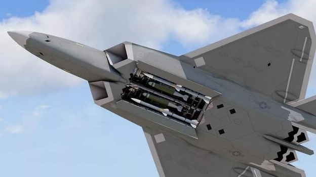 j-20采用内置弹仓就是为了隐身,由此在保证燃油航程较大的优势以后其