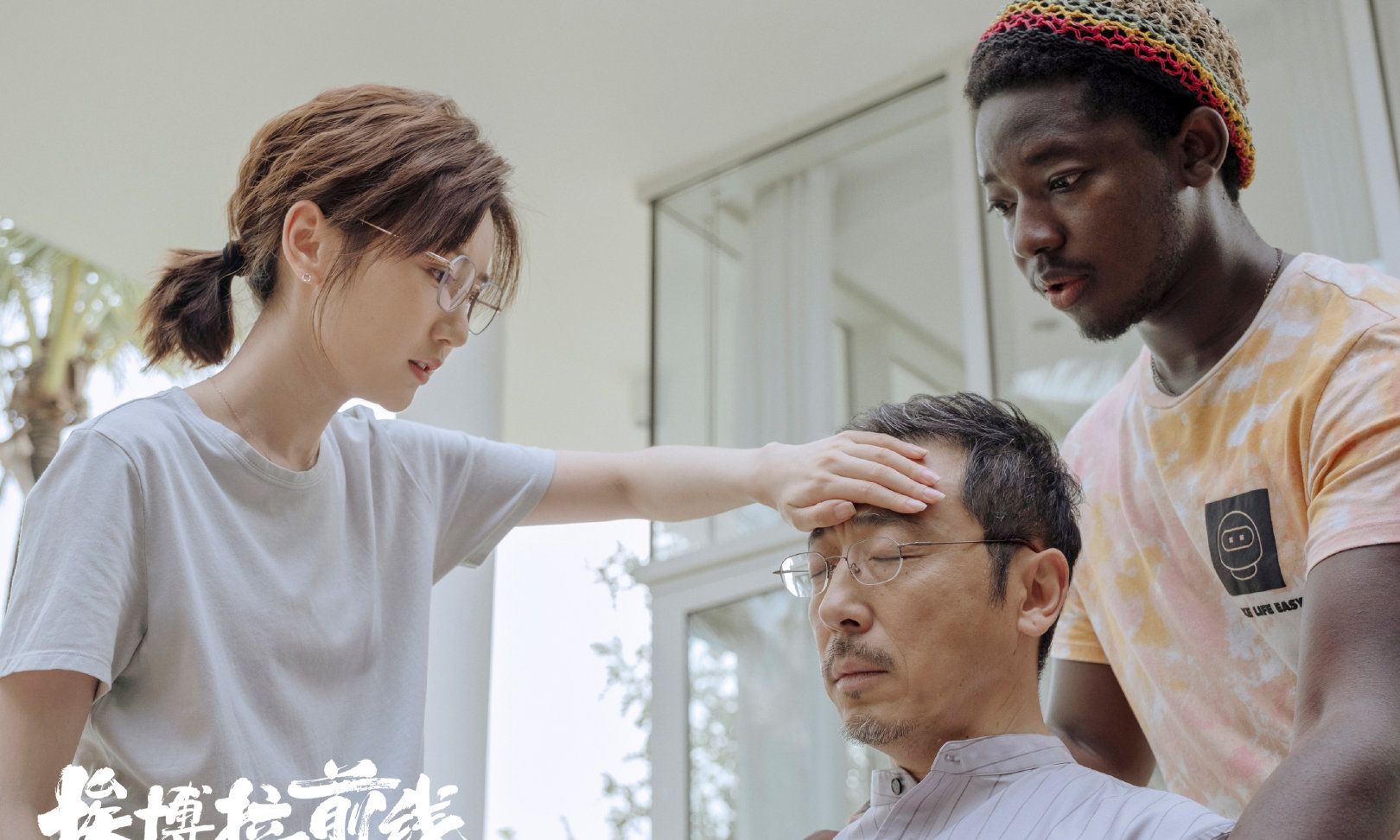 再说何欢的父亲,宁理饰演的韩勇奇,在卡巴利亚修建房屋和公路.