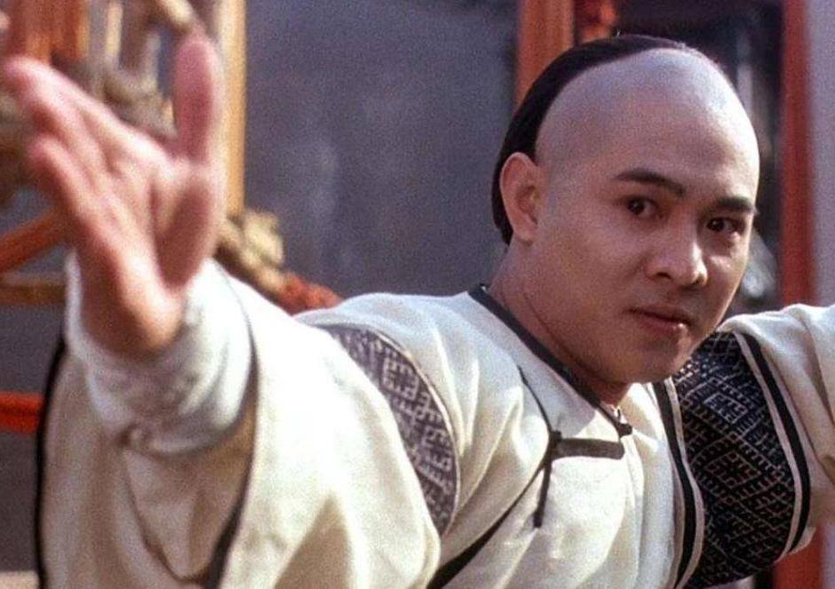 网友偶遇59岁李连杰一家,满脸皱纹显苍老,与路人合影超随和|尼泊尔|李连杰|利智_新浪新闻