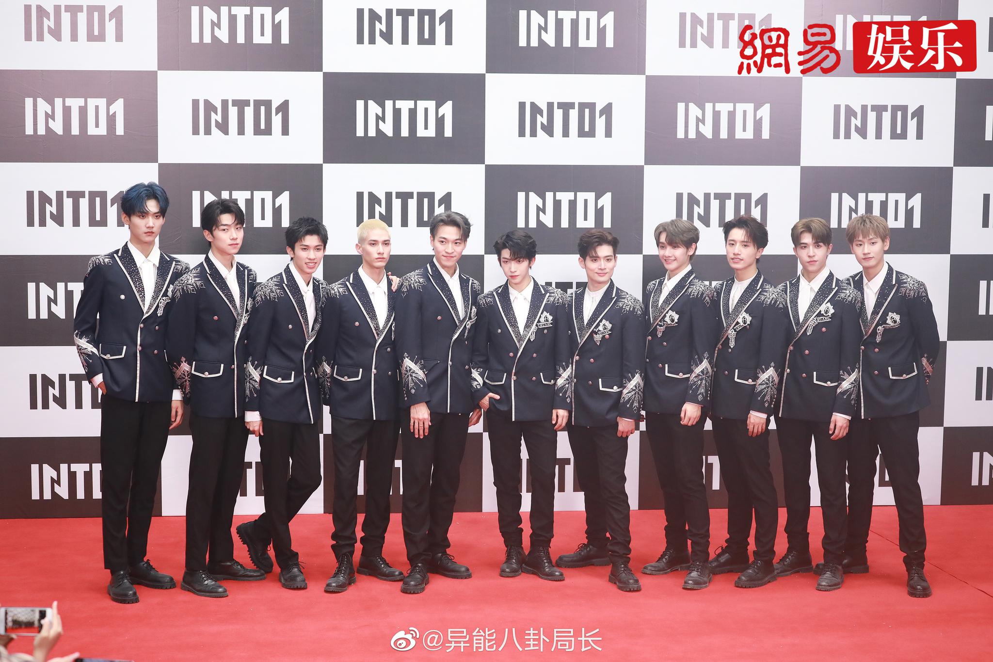 into1成团首合照
