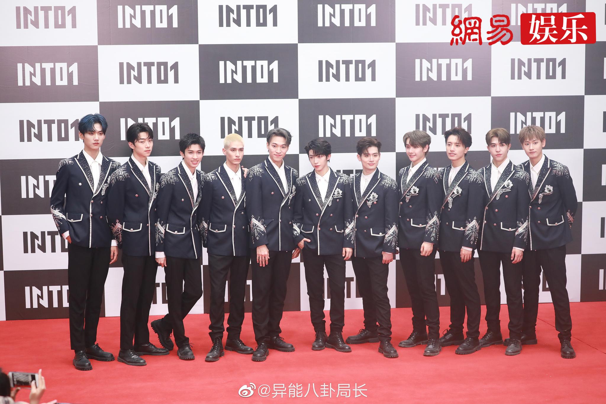 into1成团首合照