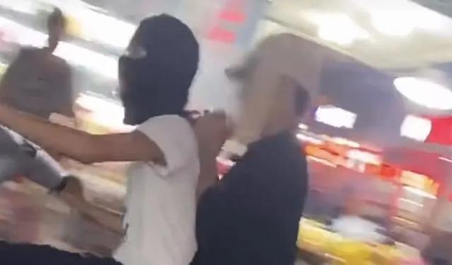 男子在街头戴黑色面罩和日本军帽，警方通报休闲区蓝鸢梦想 - Www.slyday.coM