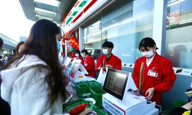 刚刚河南首家711便利店在郑州开业现场超级火爆