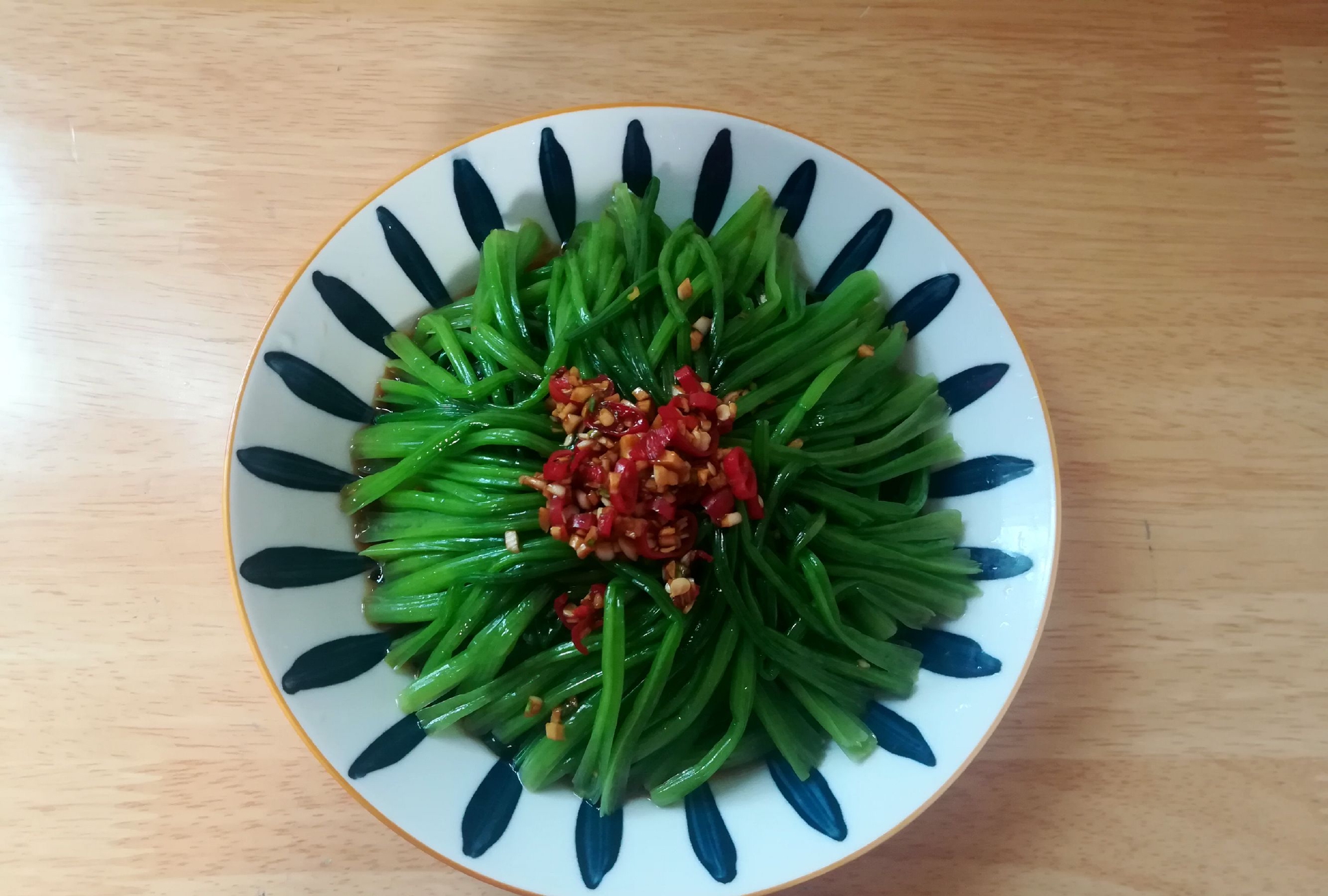 放上菠菜梗,中间淋上腌好的调味酱汁,一道营养好吃的白灼菠菜就做好了