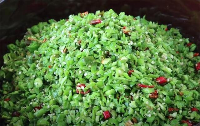 腌辣椒的季节到了,一次买8斤腌制起来,方法简单,吃一年都不坏休闲区蓝鸢梦想 - Www.slyday.coM 腌辣椒的季节到了,一次买8斤腌制起来,方法简单,吃一年都不坏休闲区蓝鸢梦想 - Www.slyday.coM