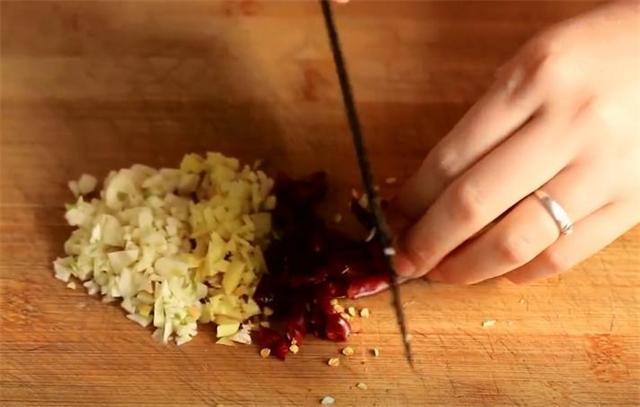 大白菜好吃有诀窍,饭店大厨都在用,加一点料汁,比红烧肉还解馋休闲区蓝鸢梦想 - Www.slyday.coM 大白菜好吃有诀窍,饭店大厨都在用,加一点料汁,比红烧肉还解馋休闲区蓝鸢梦想 - Www.slyday.coM