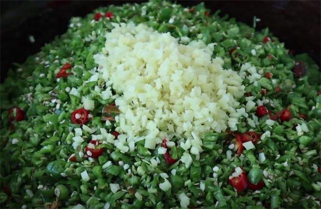 腌辣椒的季节到了,一次买8斤腌制起来,方法简单,吃一年都不坏休闲区蓝鸢梦想 - Www.slyday.coM 腌辣椒的季节到了,一次买8斤腌制起来,方法简单,吃一年都不坏休闲区蓝鸢梦想 - Www.slyday.coM