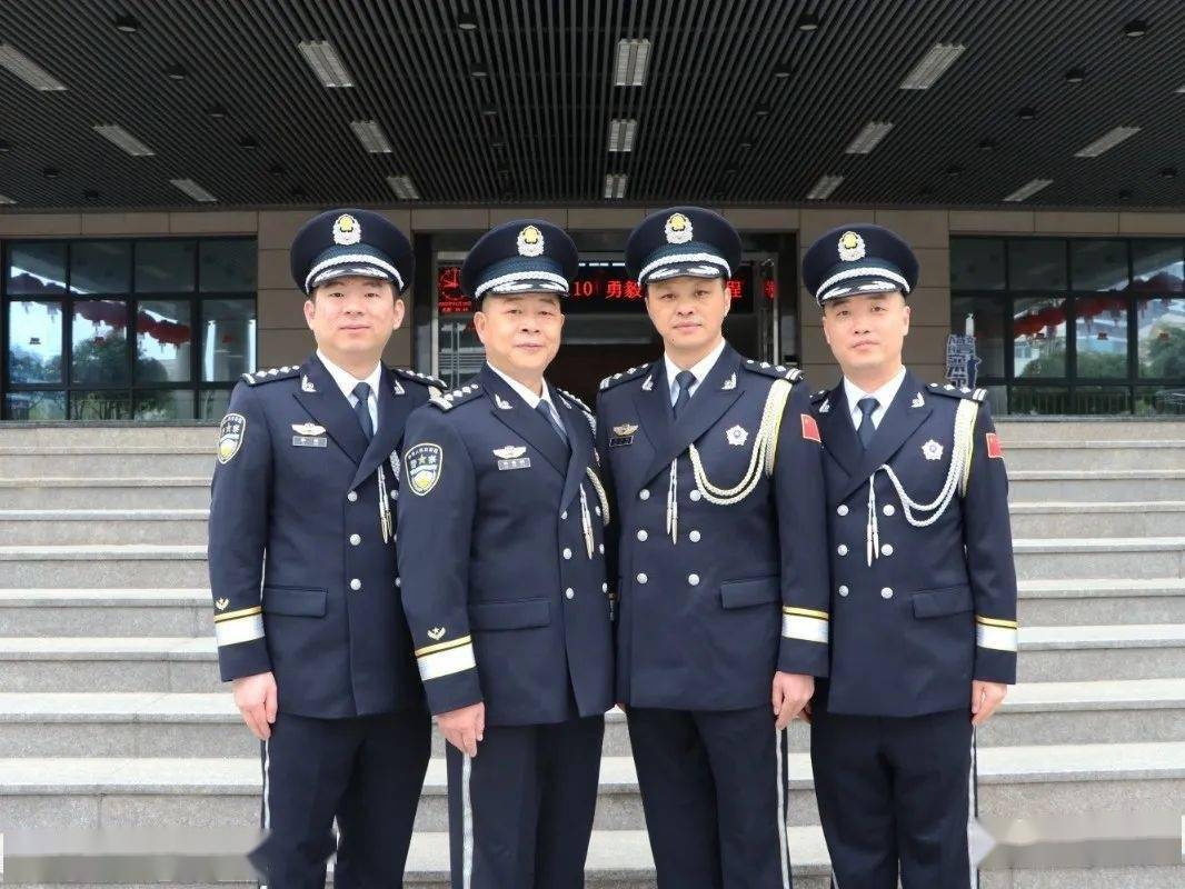 警察节特辑⑦你穿警礼服的样子最闪耀