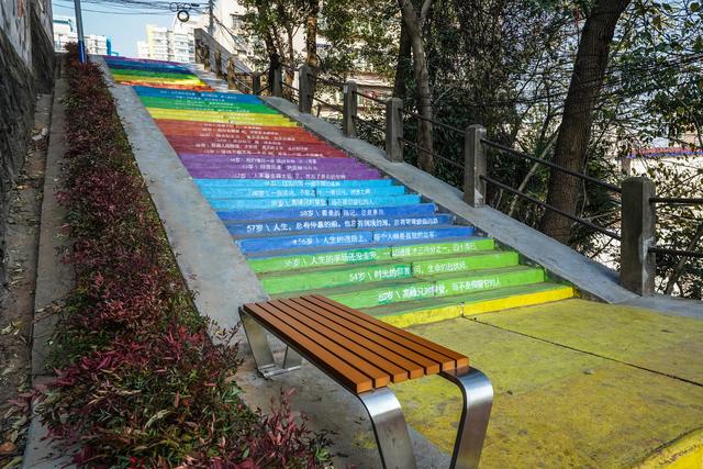 长沙又增一处网红打卡地108级彩虹楼梯绘就向上人生