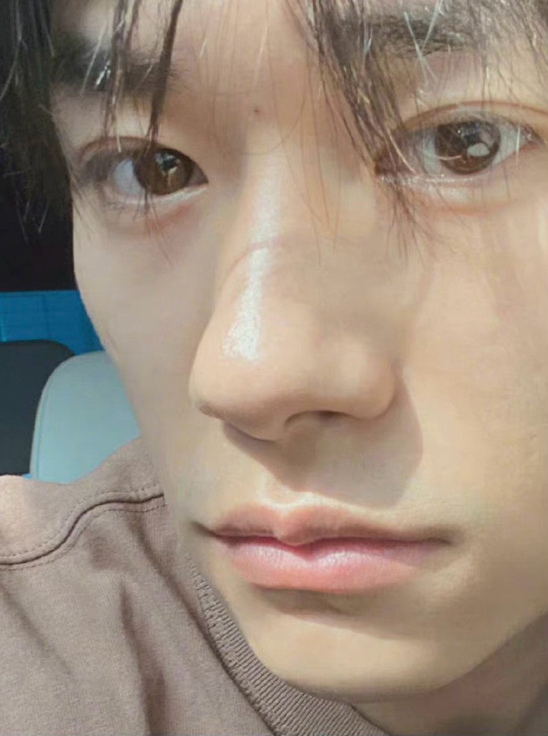 易烊千玺18张自拍合集