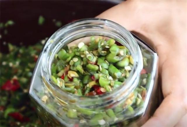 腌辣椒的季节到了,一次买8斤腌制起来,方法简单,吃一年都不坏休闲区蓝鸢梦想 - Www.slyday.coM 腌辣椒的季节到了,一次买8斤腌制起来,方法简单,吃一年都不坏休闲区蓝鸢梦想 - Www.slyday.coM