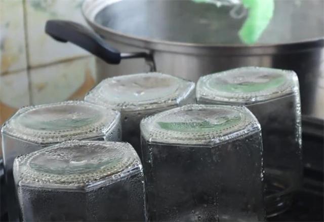 腌辣椒的季节到了,一次买8斤腌制起来,方法简单,吃一年都不坏休闲区蓝鸢梦想 - Www.slyday.coM 腌辣椒的季节到了,一次买8斤腌制起来,方法简单,吃一年都不坏休闲区蓝鸢梦想 - Www.slyday.coM