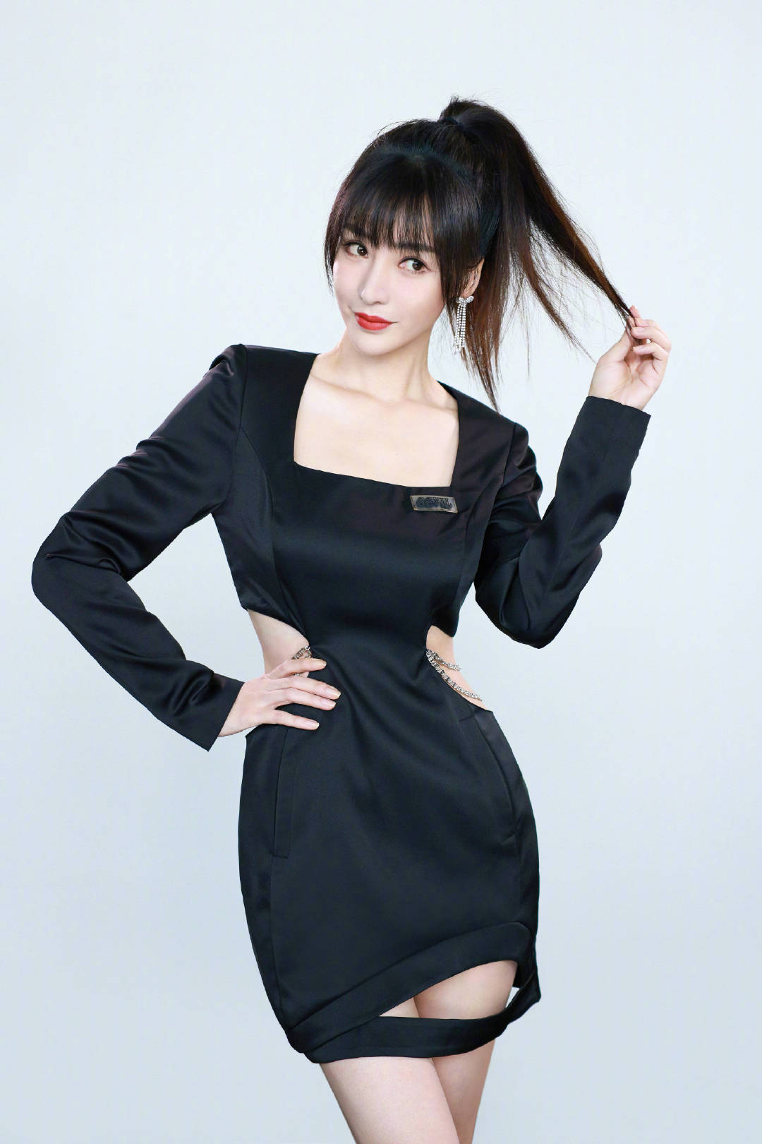 柳岩身着一条黑色简约长袖连衣裙