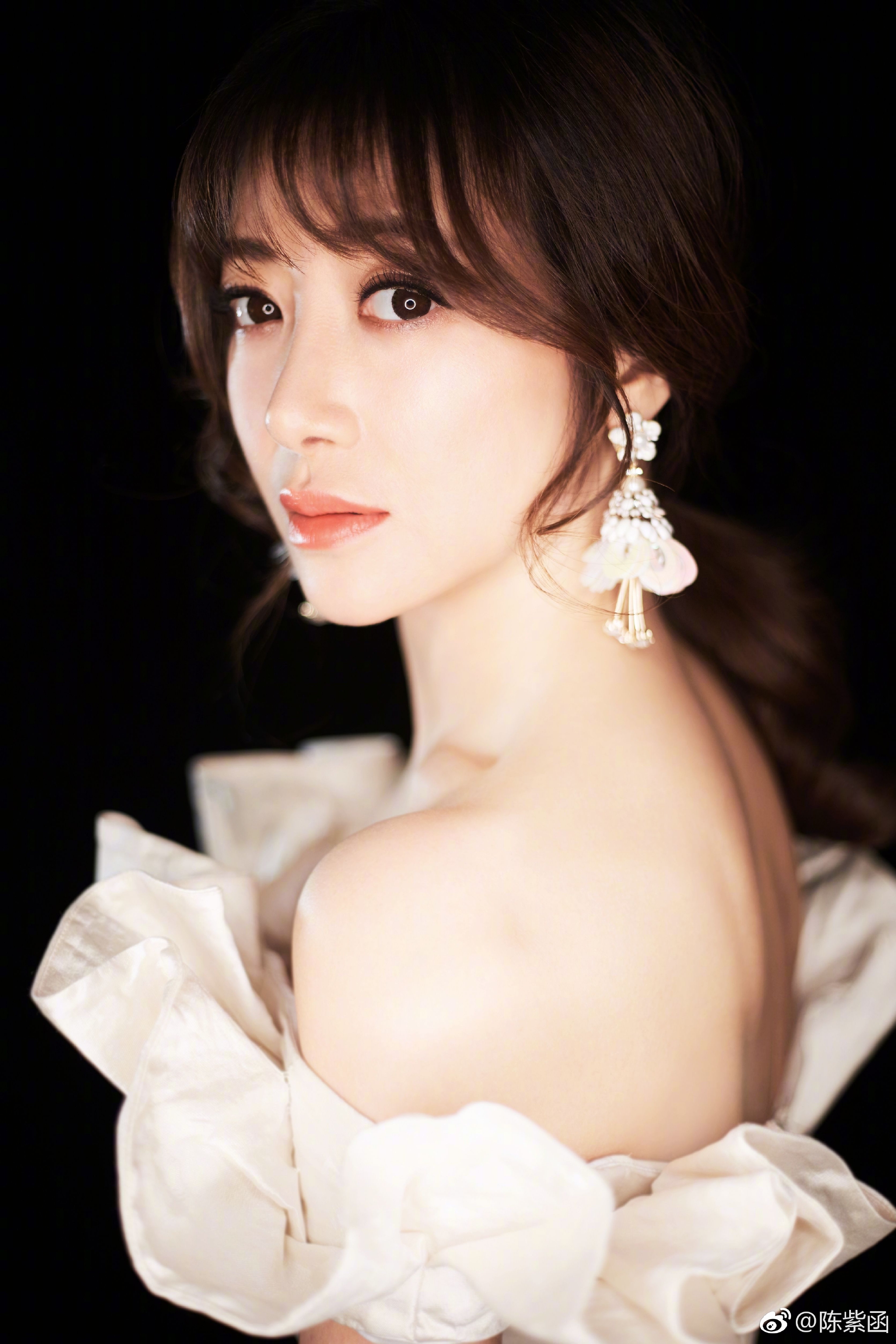 陈紫函 抹胸礼服 丝滑肌肤__财经头条