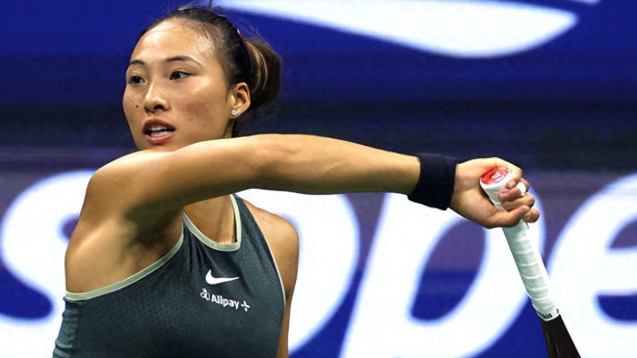 美网战报，郑钦文2-1柳托娃，16岁小将被打哭，中国金花安慰对手