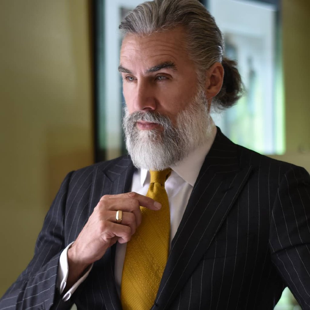 显现出都市中的皮衣率性,无论哪一种搭上他的超长白胡子都迷人到不行!