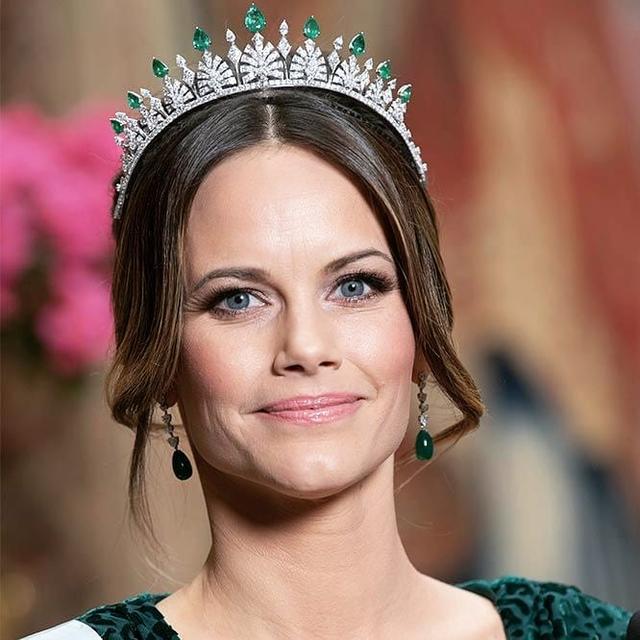 瑞典王妃索菲亚穿白色礼服气质清纯高贵生了三个娃腰身还挺细