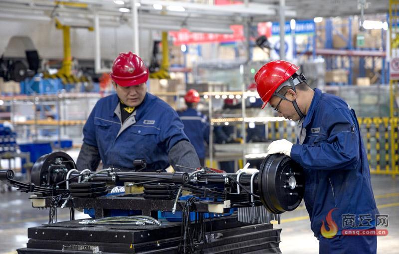 工人在新能源汽车组装车间忙碌着