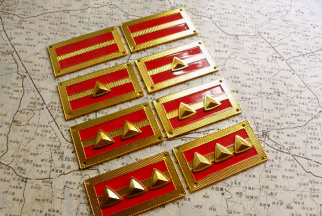 职务军衔自黄埔建军时期就开始实行,而铨叙军衔制度自1935年才正式