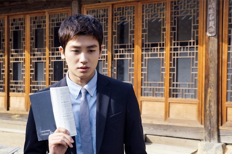 《金装律师》由张东健,朴炯植主演,这部改编自美国电视剧《suits》