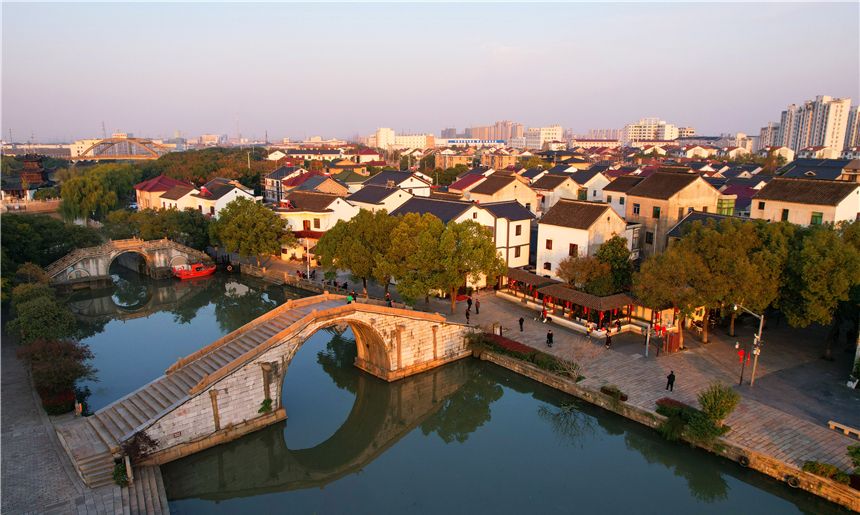 也是中国著名的蚕丝之乡,震泽古镇是免费的,主要景点有师俭堂,慈云寺