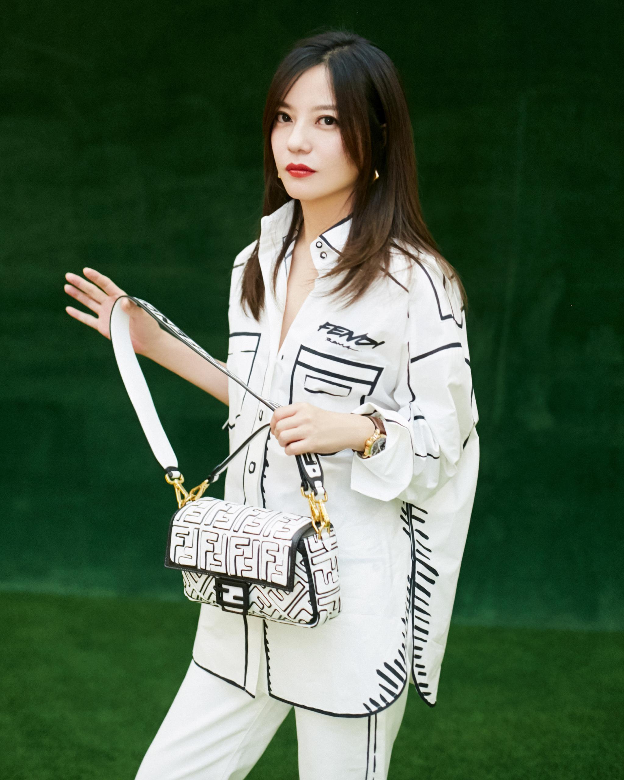 有网友发现赵薇的社交账号将所有关于老公黄有龙的照片全部删除