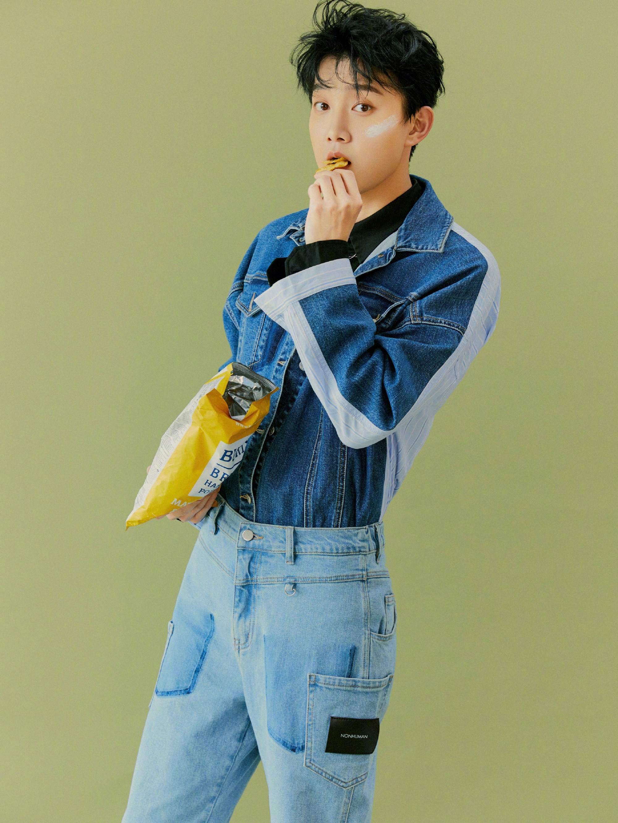 秋季写真惊喜释出,范世錡身穿水洗拼接牛仔外套与丹宁