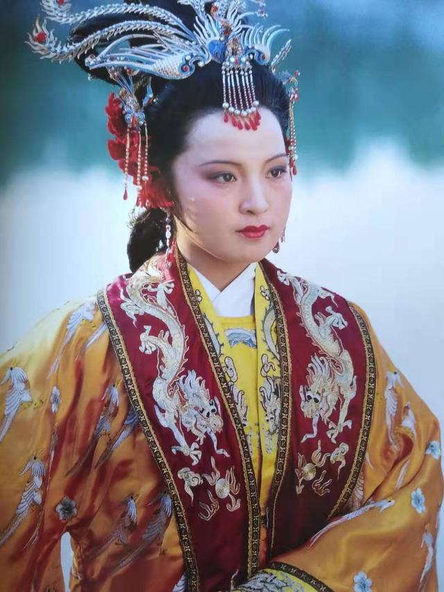 江南甄家被抄家,王夫人悄悄地做了一件事,为贾府埋下祸根