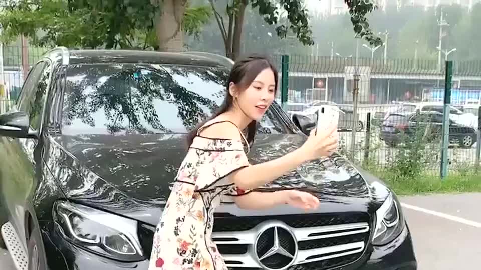 祝晓晗:豪车面前自拍,被误认为爱慕虚荣.网友:打脸了