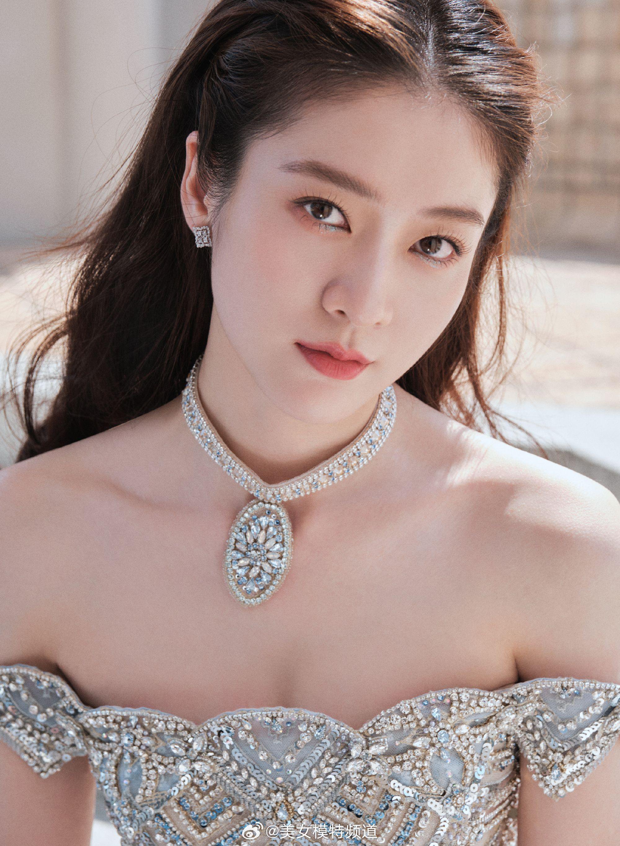 张雪迎宫廷风闪钻礼服裙