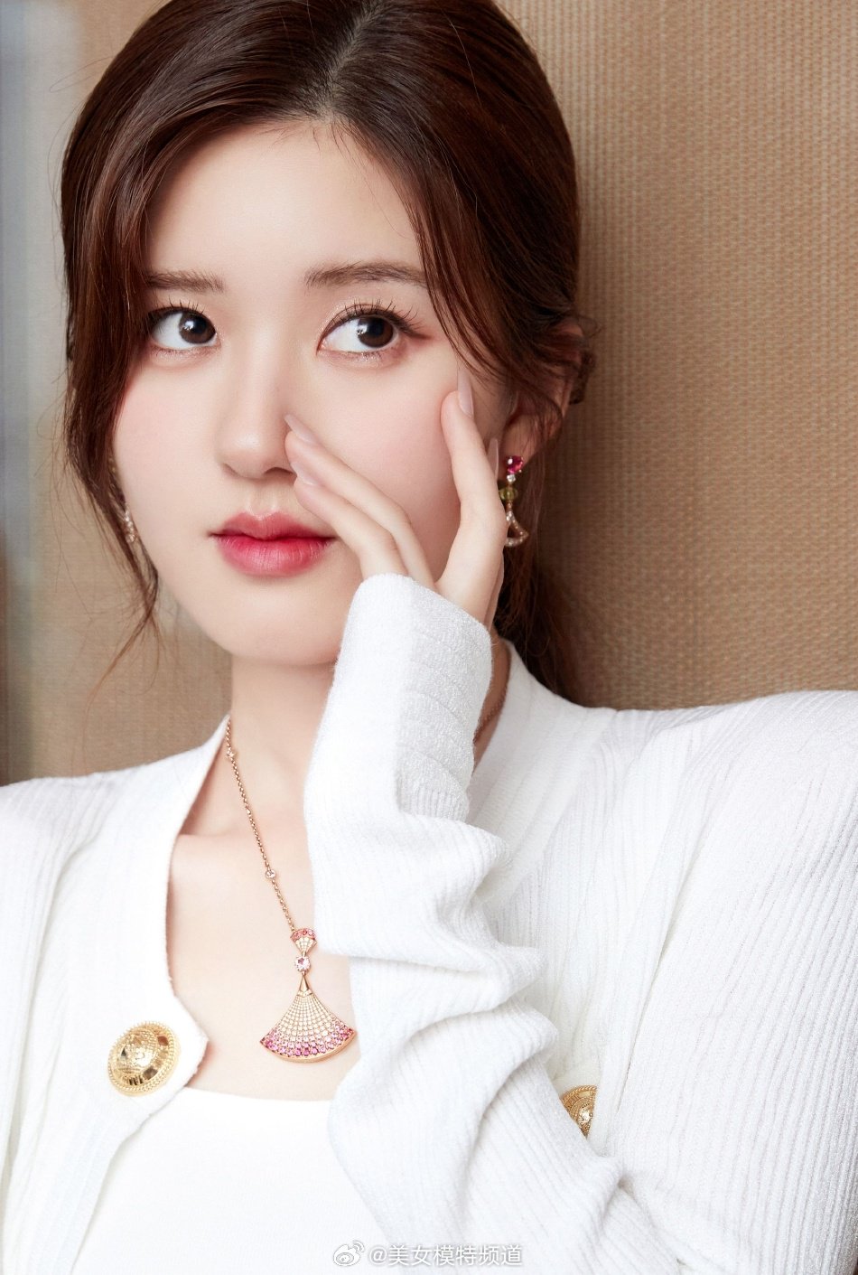 赵露思白色针织套装大片释出 精致低马尾优雅有气质