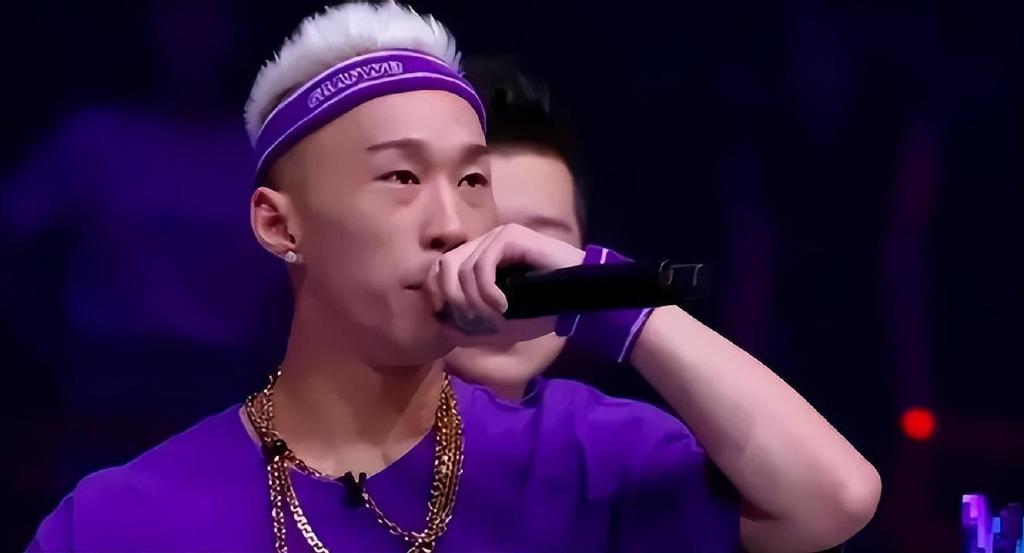 当时康雅馨是台下的观众,ai rocco在台上唱rap,演出结束后rocco主动加