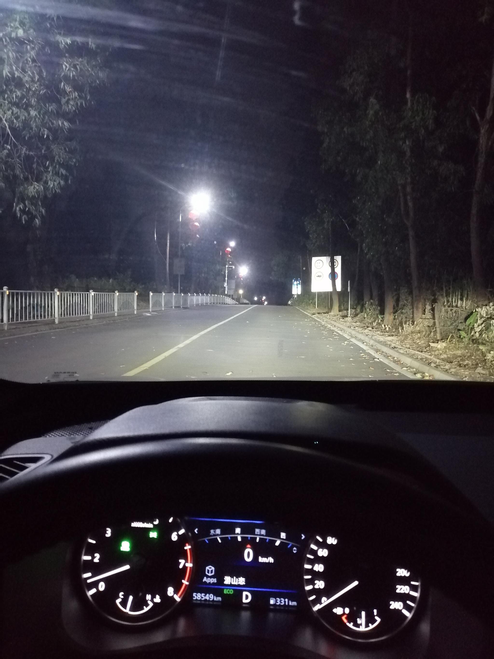 深夜的街头空无一人似乎只有这时候才感觉自己是个王者