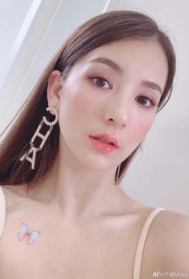 郭富城小21岁娇妻晒美照,身穿吊带大秀锁骨,五官精致皮肤白皙